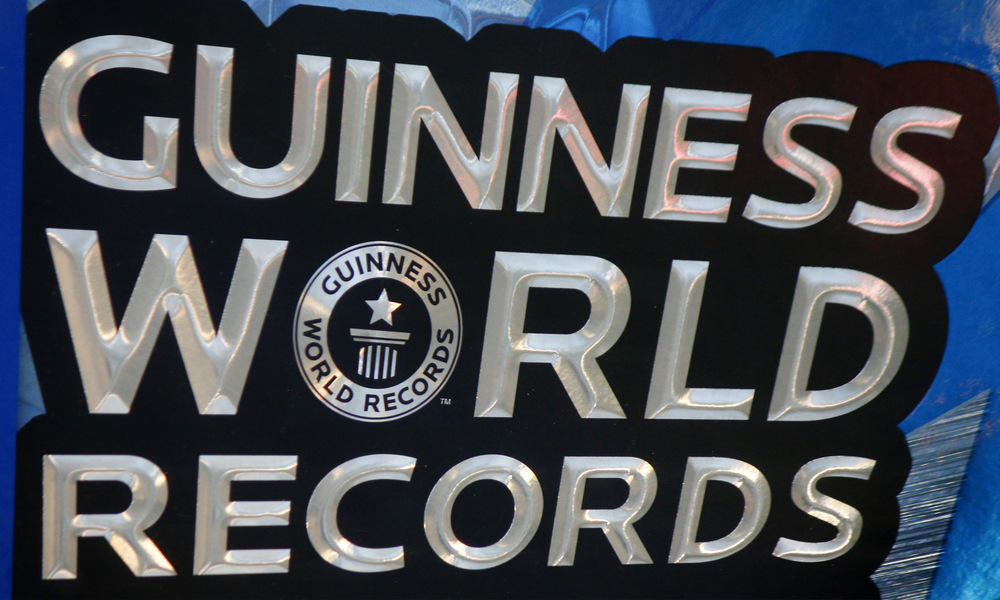 【ほぼ人間サイズ】「世界で最も大きいウイスキー」がギネス世界記録を更新のアイキャッチ