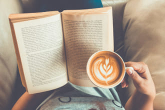 「読書家は押さえておきたい！　都内のおすすめブックカフェで感性を磨こう」のアイキャッチ画像