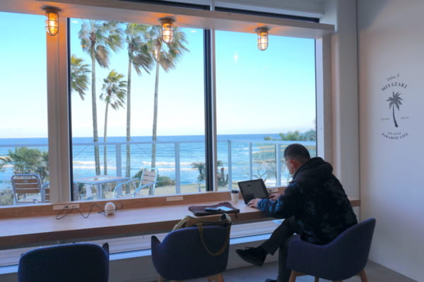「宮崎県日向に誕生！　海の眺望が楽しめるワーケーションスペース「Surf Office」」のアイキャッチ画像