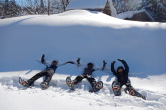 「スキー、スノボが苦手でも楽しめる！　あったかグルメがごほうびの冬のスノーシューピクニックとは？」のアイキャッチ画像