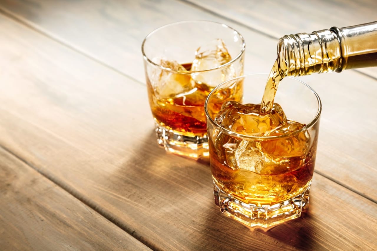 「ウイスキーのオン・ザ・ロックはどうやって飲むのが正解？　作り方や楽しみ方を解説」のアイキャッチ画像