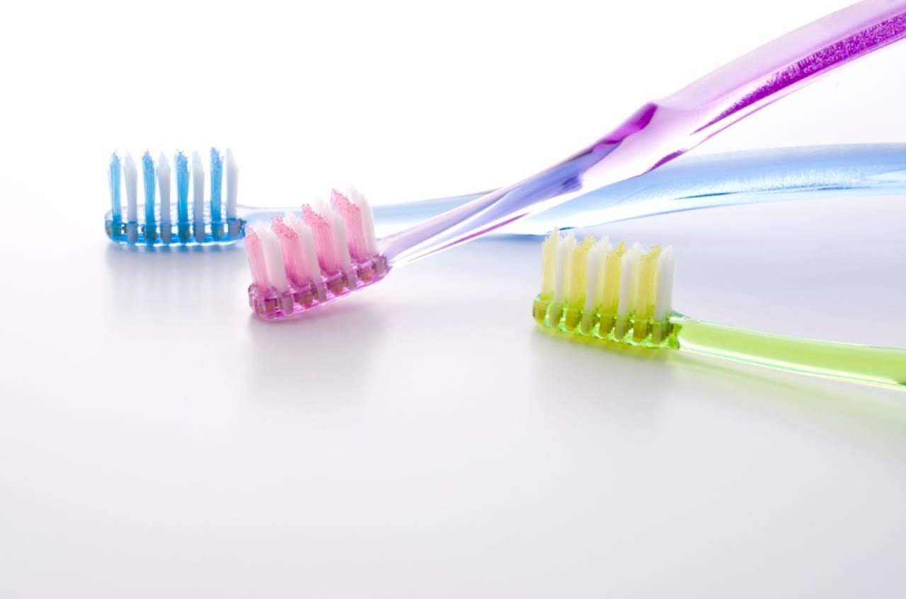 5712930代男性「歯ブラシの交換は1年おきで十分」歯ブラシの交換頻度はどれくらいがベスト？