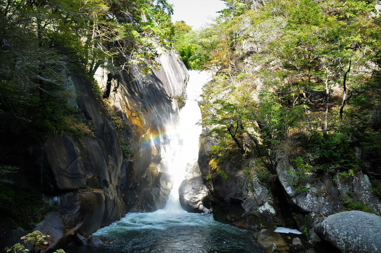 日本有数の水晶産地にして、信仰の地として守られてきた険しくも美しい