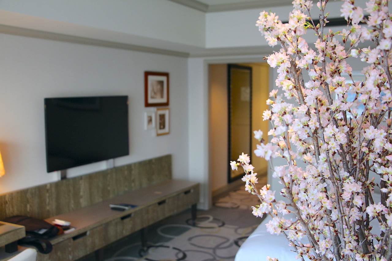 77403「自室で桜が見れる」って聞いたけど…。有名ホテルの春限定プランが想像を超えてきた