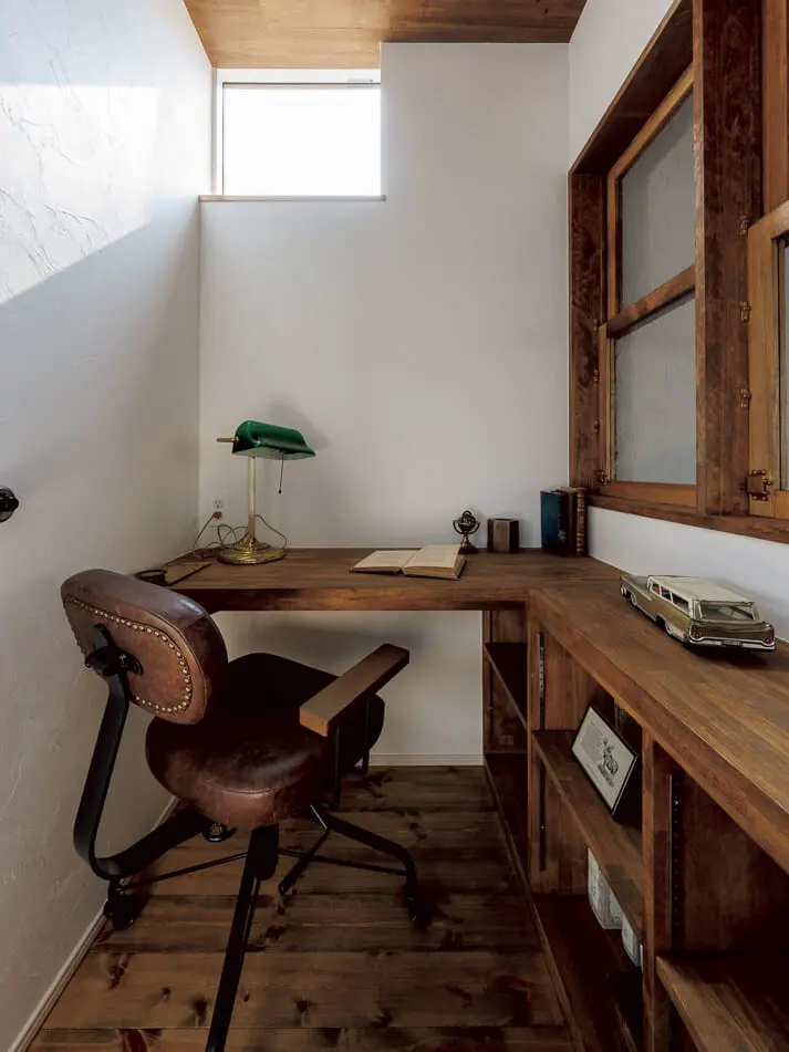 窓を多用して閉塞感をなくした わずか一畳半のヴィンテージ小屋