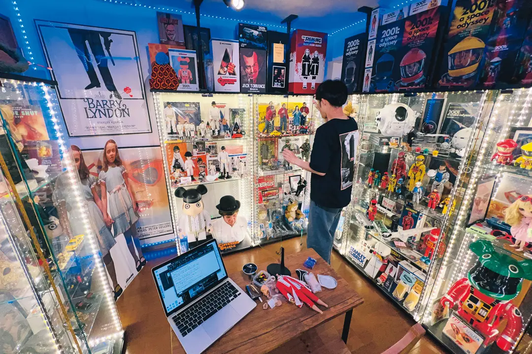 オリジナルグッズまで自作。キューブリック愛あふれる部屋｜趣味部屋
