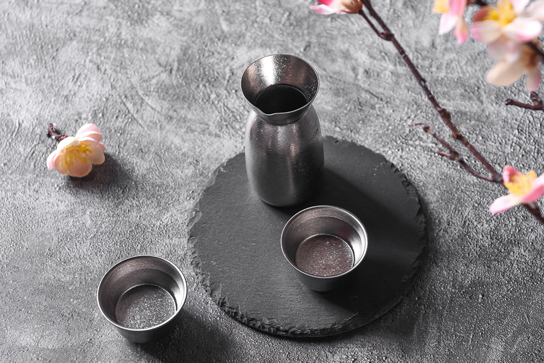 102338日本酒の真価を引き出すTIQ結晶化チタン製酒器の魅力を解説