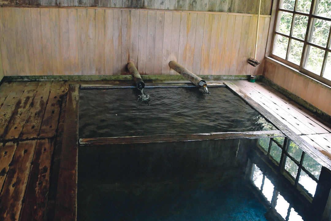102506秘境に佇む日本最古の山岳温泉宿「三斗小屋温泉 大黒屋旅館」｜夏の山歩きと絶景温泉