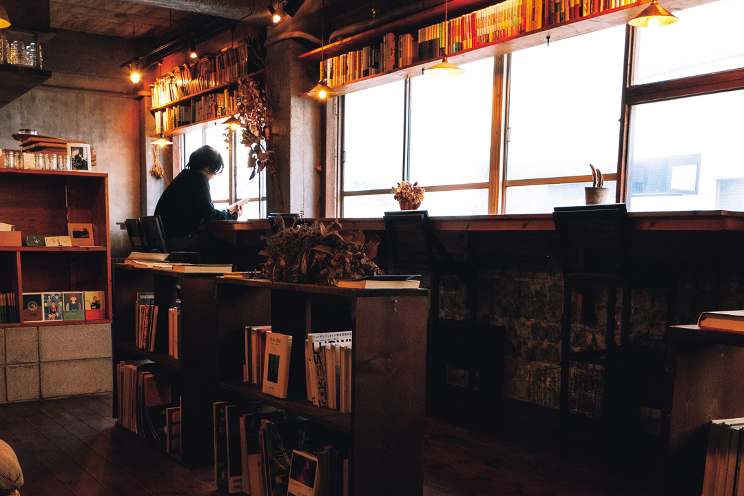 105318本を読みに、自分と向き合うために「本の読める店 fuzkue」｜くつろぎのブックカフェ＆バー
