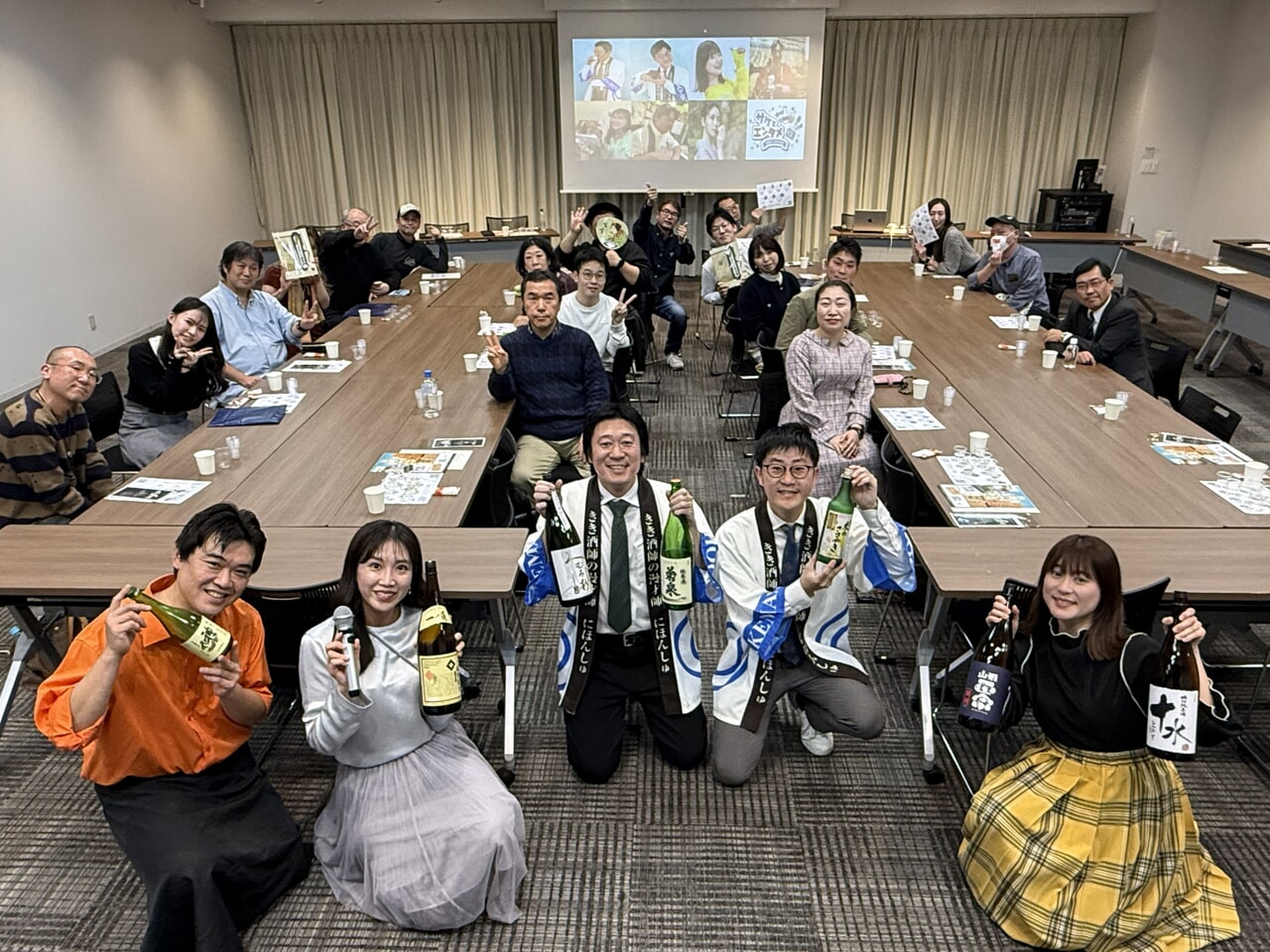 106445【イベントレポート】月曜の夜でも新橋は熱かった！『サケとエンタメ』メンバーと味わう！“この一本”のサケトーク＆きき酒ナイト 感謝乾(燗)杯！