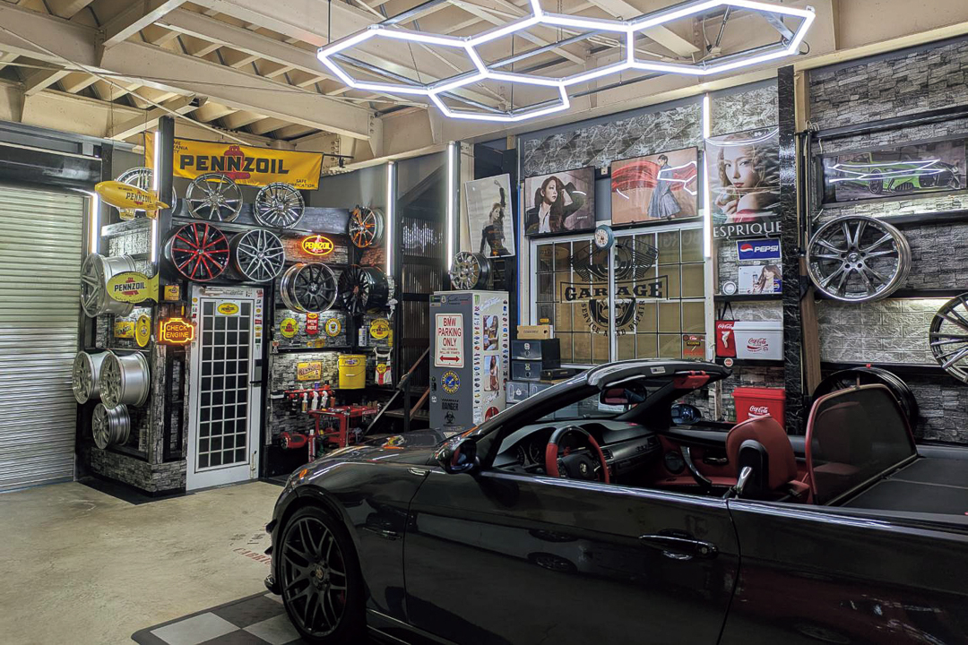 107807ホイールとLEDで魅せる車屋のようなガレージ｜最高のガレージ THE BEST GARAGE