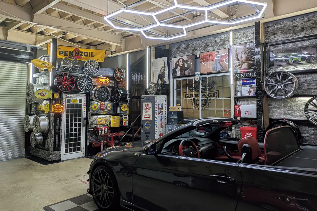 ホイールとLEDで魅せる車屋のようなガレージ｜最高のガレージ THE BEST