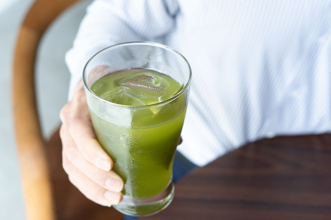 108402宇治で割る、という贅沢──「のんべえ茶師」が贈る究極の緑茶割り専用茶「宇治割り」